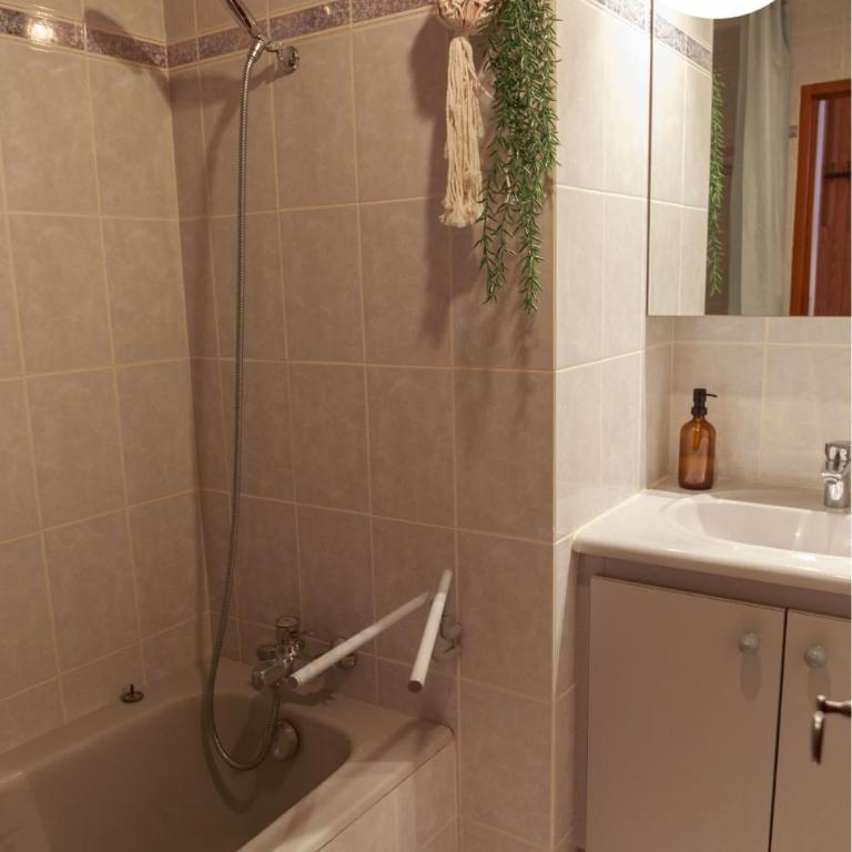 Chalet en Provence avec terrasse dans le village - Two-Bedroom Villa - 18