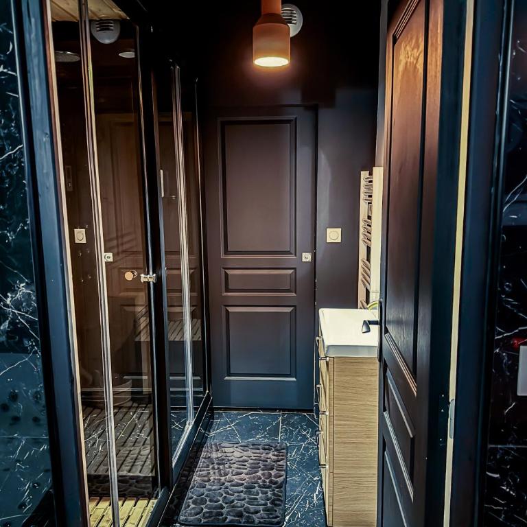 Jacuzzi privé, Sauna & Design Chic - Appartamento con 1 Camera da Letto - 9