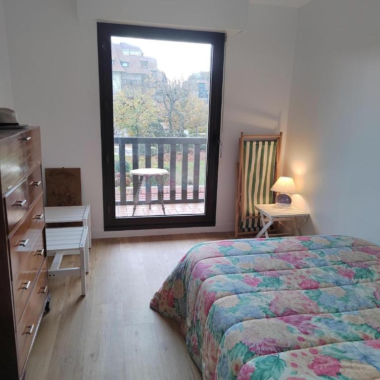 Charming beachfront apartment in Deauville - Two-Bedroom Apartment - 5