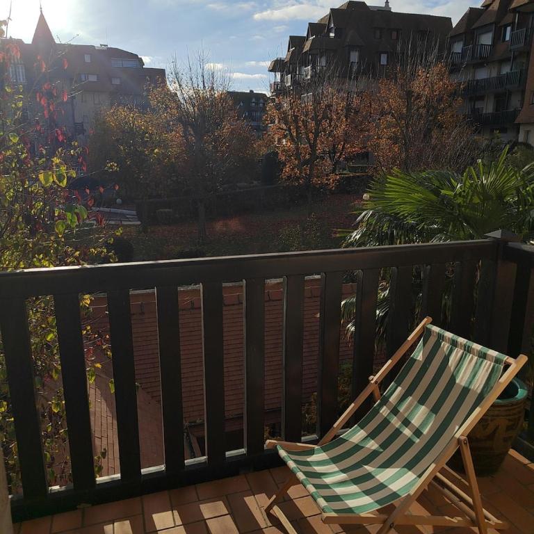 Charming beachfront apartment in Deauville - Two-Bedroom Apartment - 7