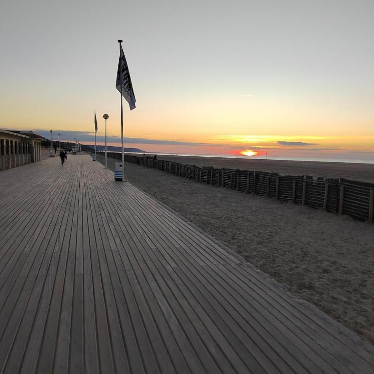 Charming beachfront apartment in Deauville - Two-Bedroom Apartment - 11