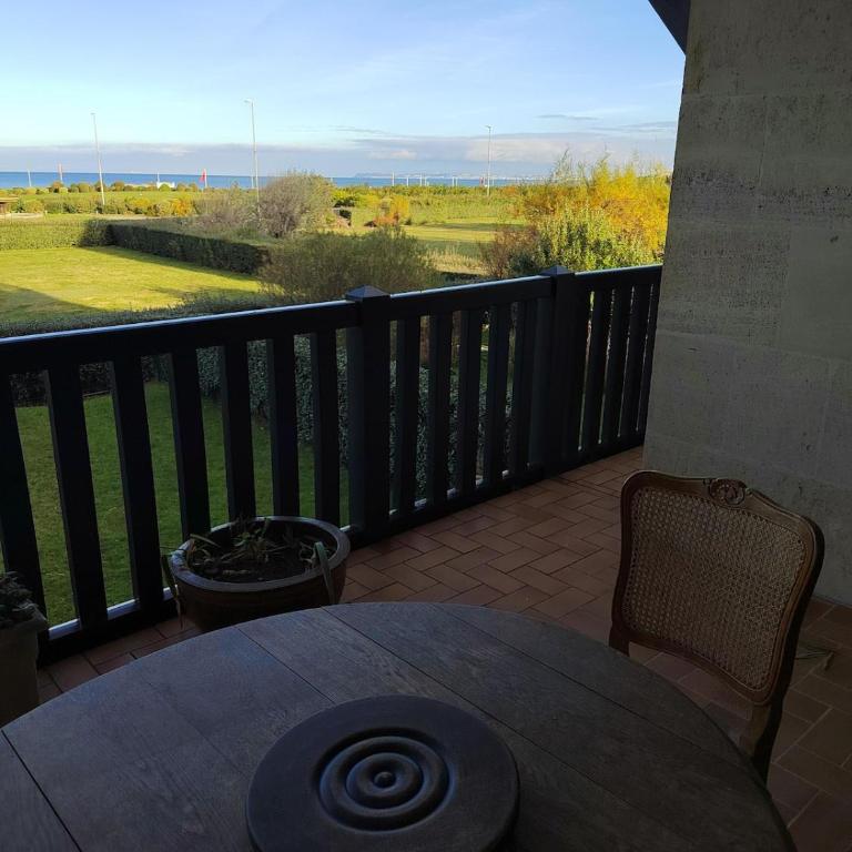 Charming beachfront apartment in Deauville - Two-Bedroom Apartment - 14