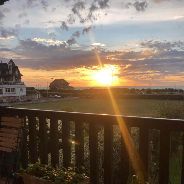 Charming beachfront apartment in Deauville - Two-Bedroom Apartment - 23