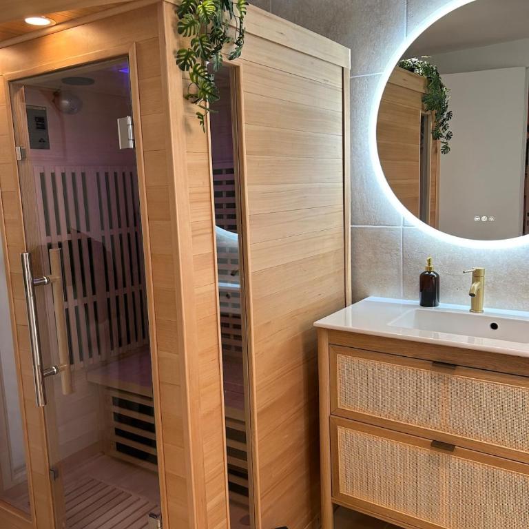 Suite Bali et sauna privé - vidéo projecteur - escapade romantique-centre - One-Bedroom Apartment - 25