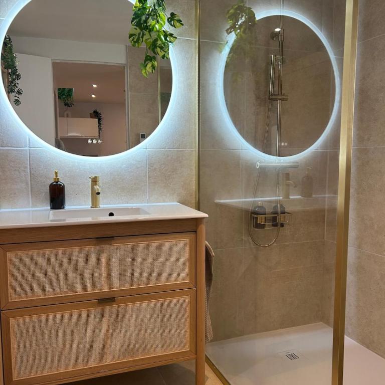 Suite Bali et sauna privé - vidéo projecteur - escapade romantique-centre - One-Bedroom Apartment - 30