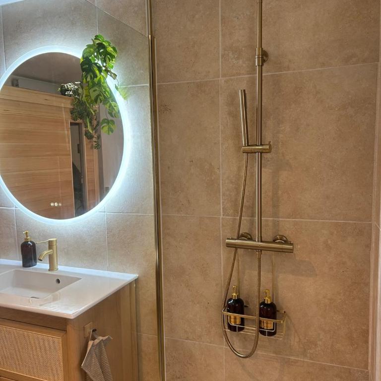 Suite Bali et sauna privé - vidéo projecteur - escapade romantique-centre - One-Bedroom Apartment - 31