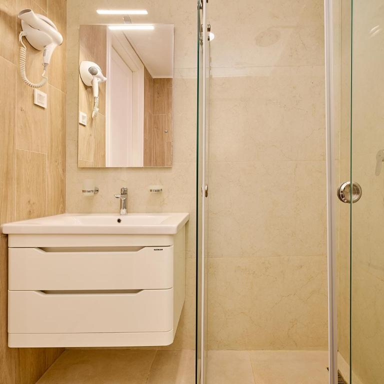 Skyline Sunset - One-Bedroom Superior Apartment - 1