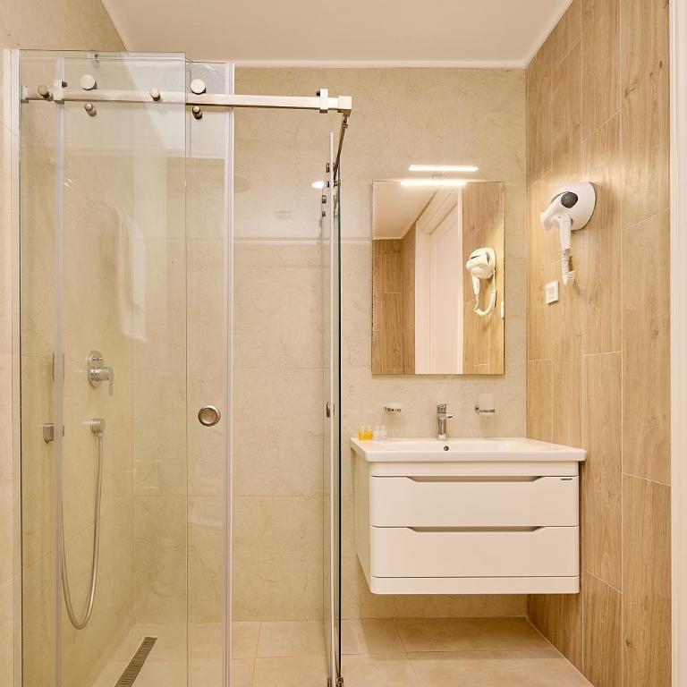 Skyline Sunset - One-Bedroom Superior Apartment - 7