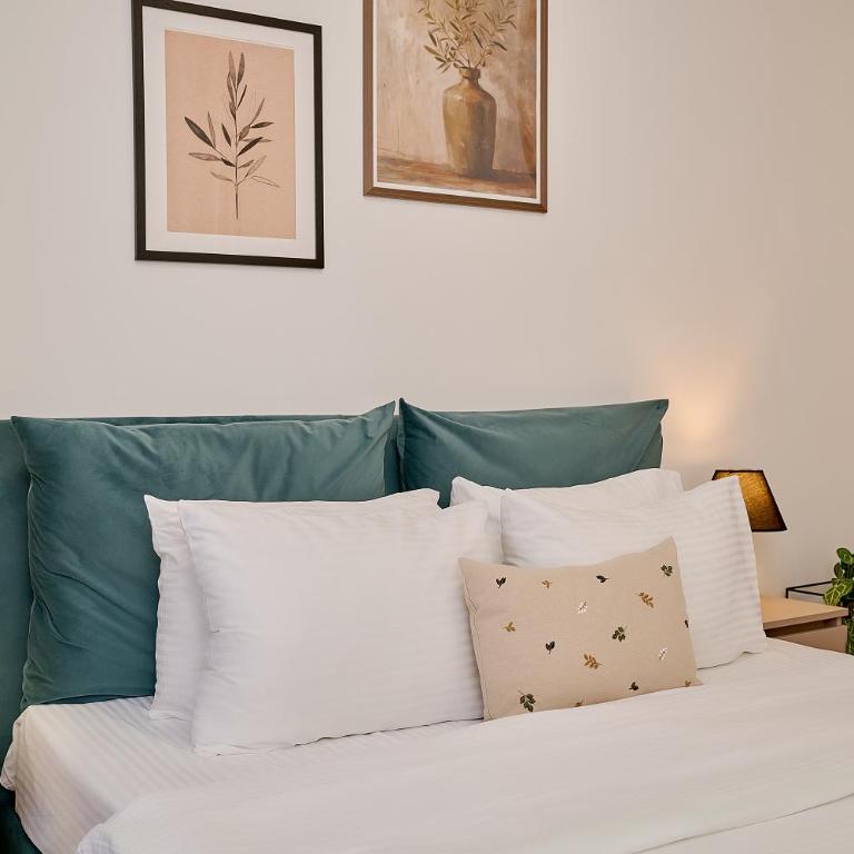 Skyline Sunset - One-Bedroom Superior Apartment - 9