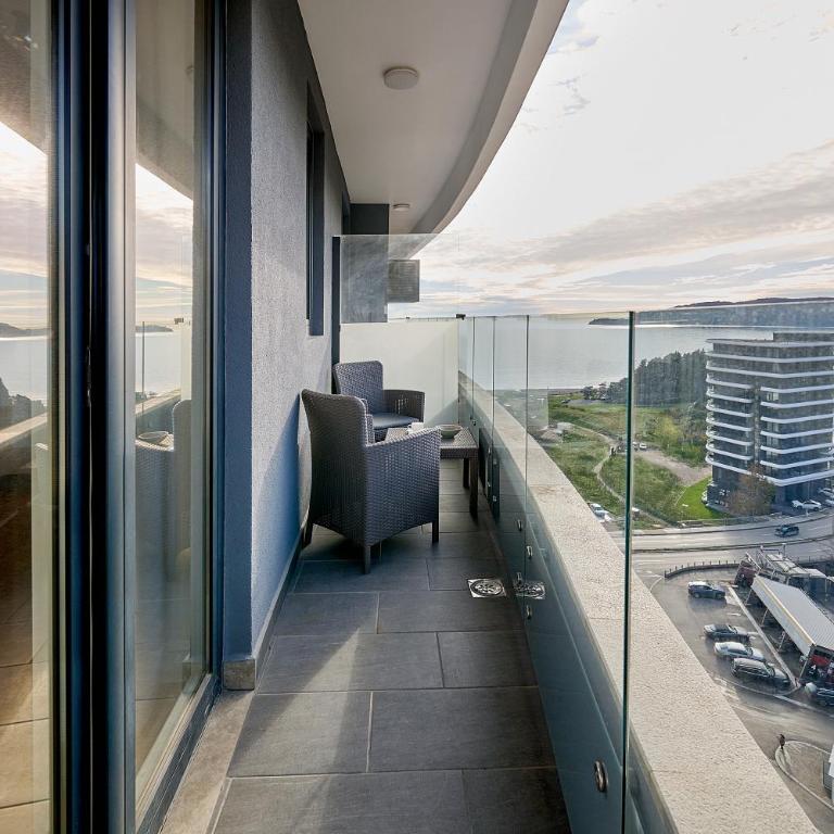 Skyline Sunset - One-Bedroom Superior Apartment - 16