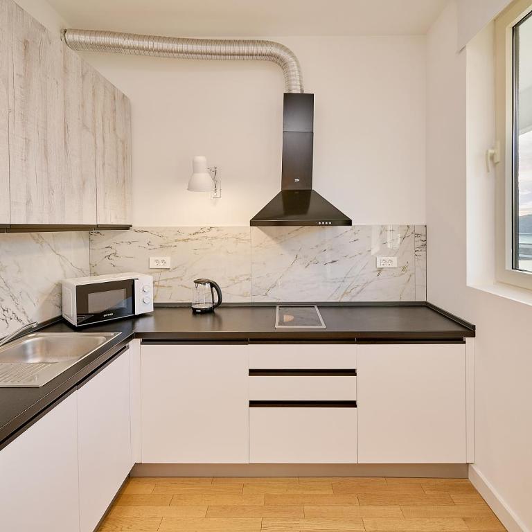 Skyline Sunset - One-Bedroom Superior Apartment - 3