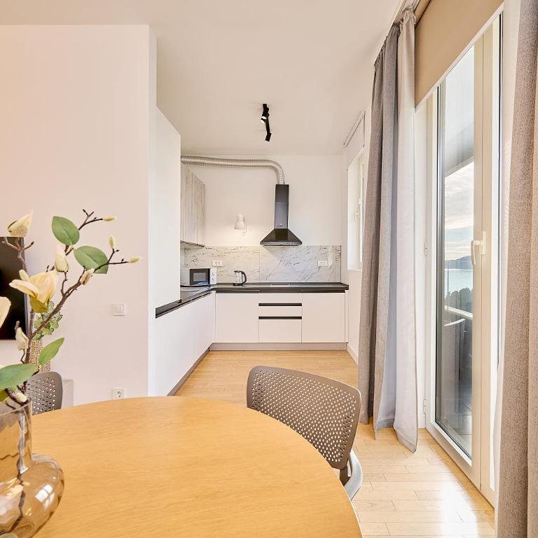 Skyline Sunset - One-Bedroom Superior Apartment - 17