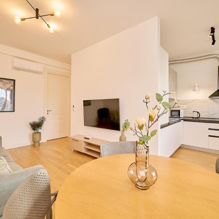 Skyline Sunset - One-Bedroom Superior Apartment - 18