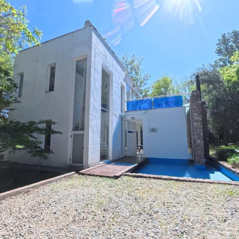Zeus - Three-Bedroom House - 2