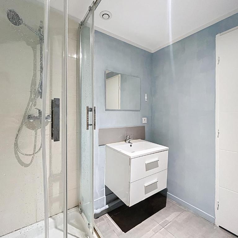 BnGo l L'interlude Bleu l T2 en souplex, 4p, Mermoz Hôpital - Appartamento con 1 Camera da Letto - 3