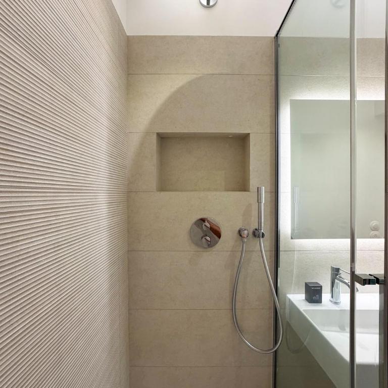 Montmartre Chic Luxury 3BR 8Pax Clim - Appartamento con 3 Camere da Letto - 5