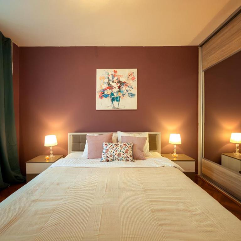 Vintage charm by Republic Square - French balcony - One-Bedroom Apartment - 15