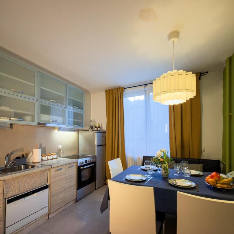Vintage charm by Republic Square - French balcony - One-Bedroom Apartment - 18