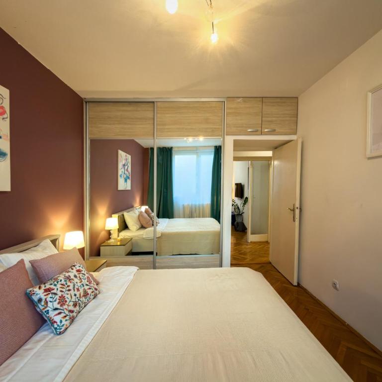 Vintage charm by Republic Square - French balcony - One-Bedroom Apartment - 17