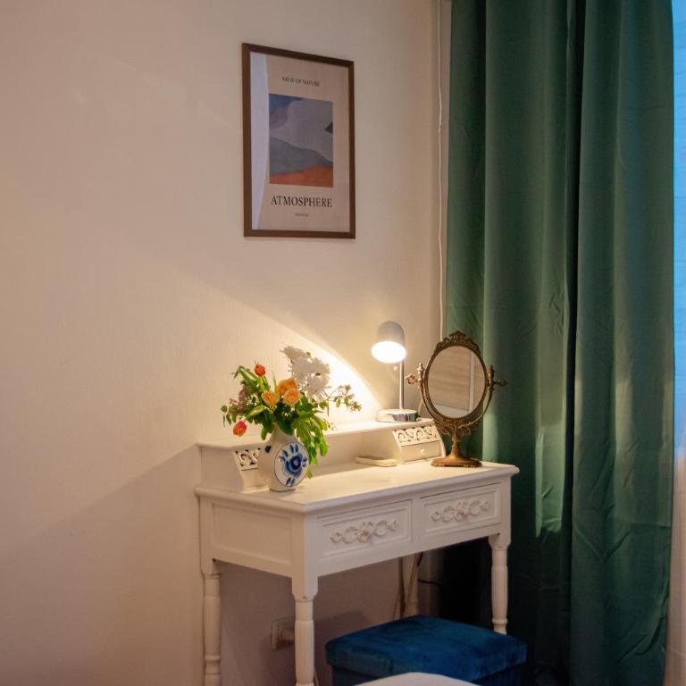 Vintage charm by Republic Square - French balcony - One-Bedroom Apartment - 5