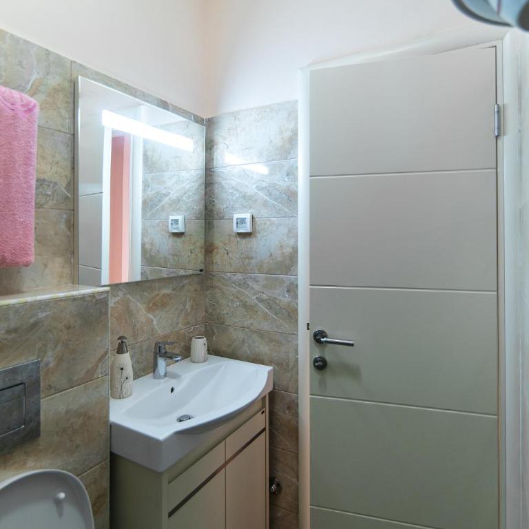 Apartments Location by Chabad House - Three-Bedroom Apartment with Balcony - 3