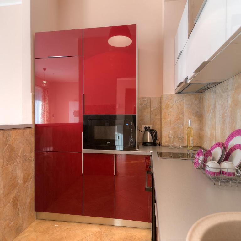 Apartments Location by Chabad House - Three-Bedroom Apartment with Balcony - 4