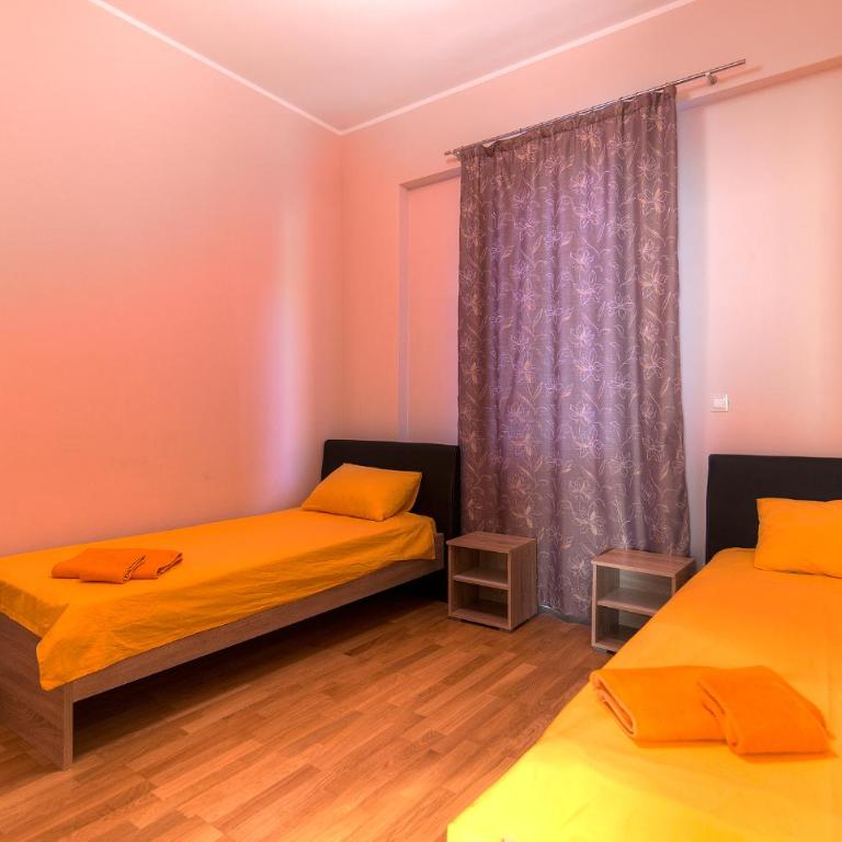 Apartments Location by Chabad House - Three-Bedroom Apartment with Balcony - 6