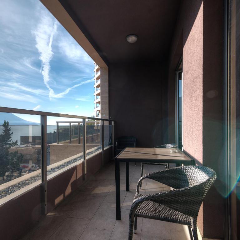 Apartments Location by Chabad House - Three-Bedroom Apartment with Balcony - 8