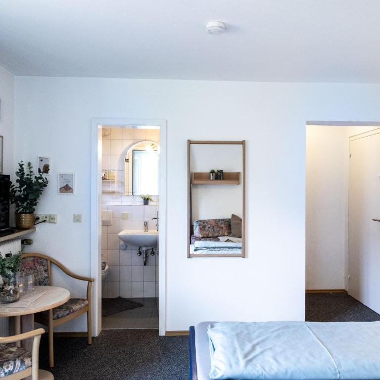 Gästehaus Germania - Dreibettzimmer mit Balkon - 6