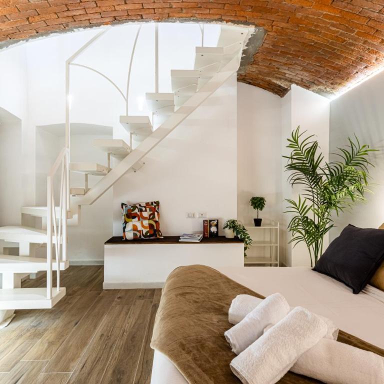 Colonna Lovely Loft - 10 min Duomo - Buonarroti M1 - Appartamento con 3 Camere da Letto - 4