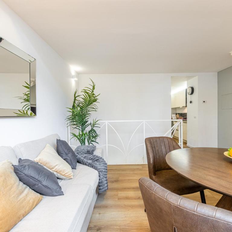 Colonna Lovely Loft - 10 min Duomo - Buonarroti M1 - Appartamento con 3 Camere da Letto - 40