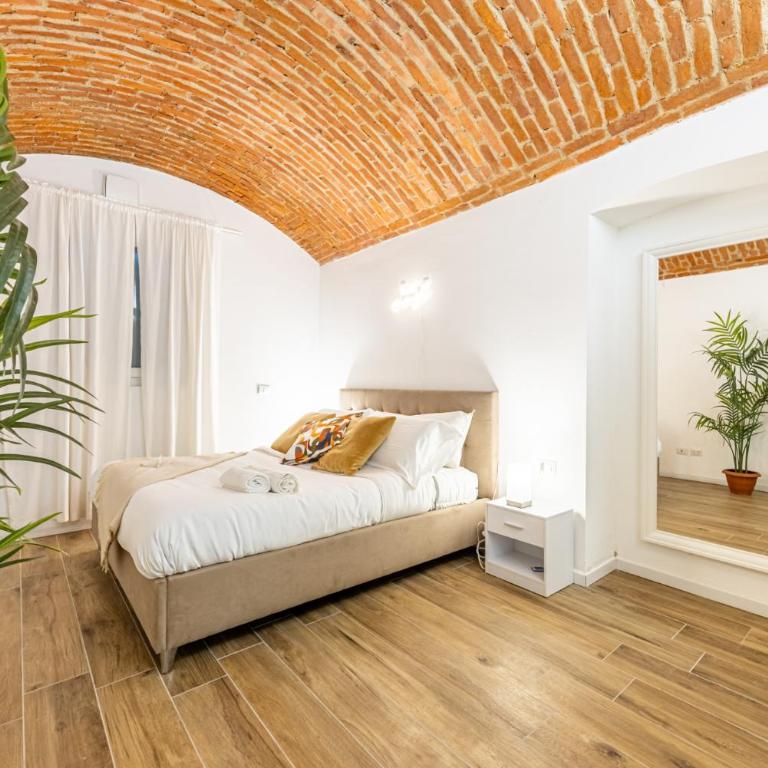 Colonna Lovely Loft - 10 min Duomo - Buonarroti M1 - Appartamento con 3 Camere da Letto - 26