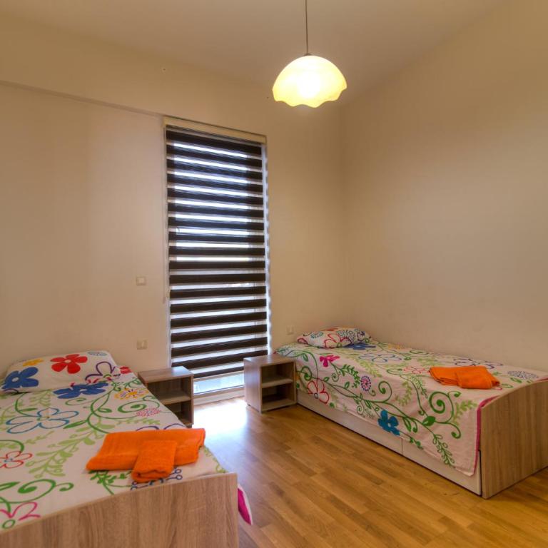 Apartments Location by Chabad House - Three-Bedroom Apartment with Mountain View - 1