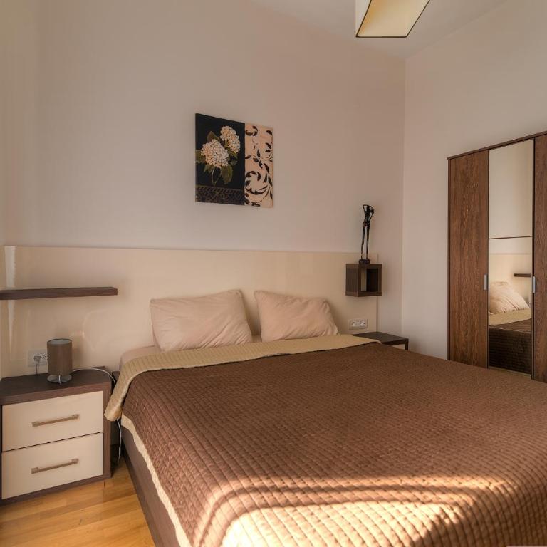 Apartments Location by Chabad House - Three-Bedroom Apartment with Mountain View - 2