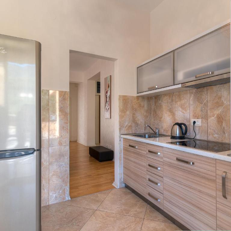 Apartments Location by Chabad House - Three-Bedroom Apartment with Mountain View - 4
