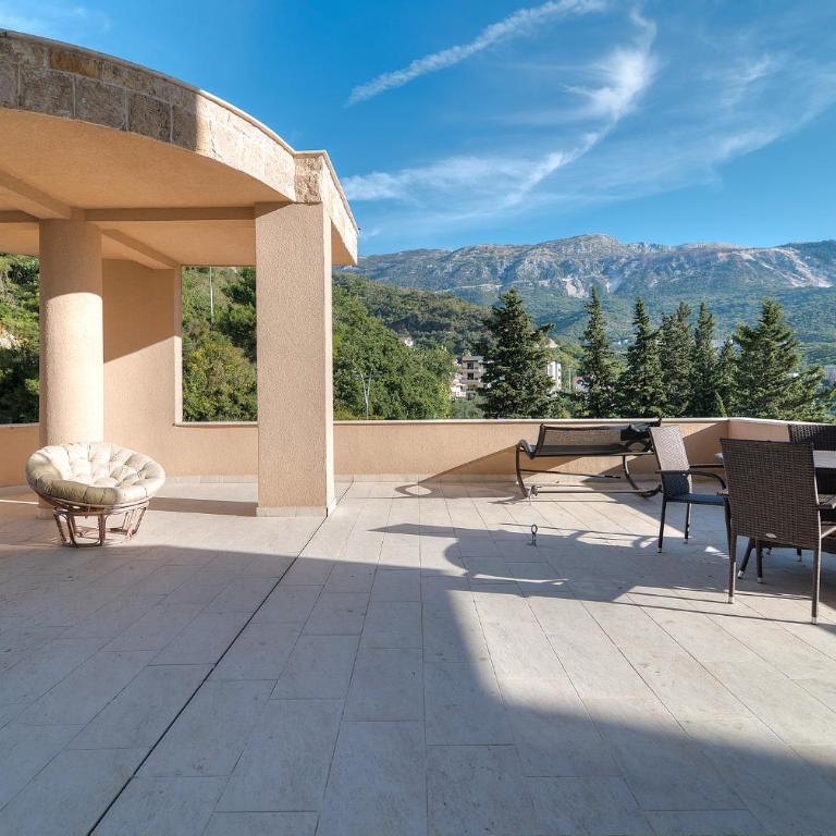 Apartments Location by Chabad House - Three-Bedroom Apartment with Mountain View - 11