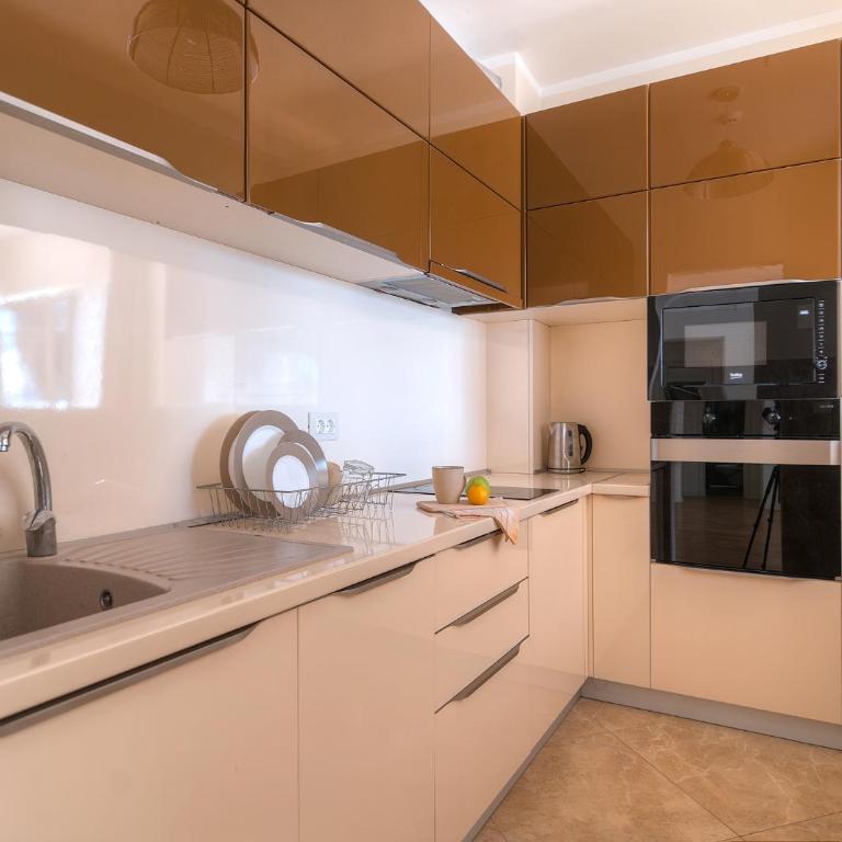 Apartments Location by Chabad House - Three-Bedroom Apartment with Sea View - 6