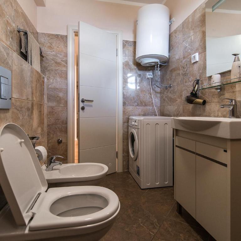 Apartments Location by Chabad House - Three-Bedroom Apartment with Sea View - 11