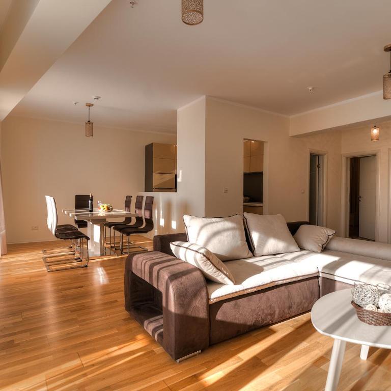 Apartments Location by Chabad House - Three-Bedroom Apartment with Sea View - 15