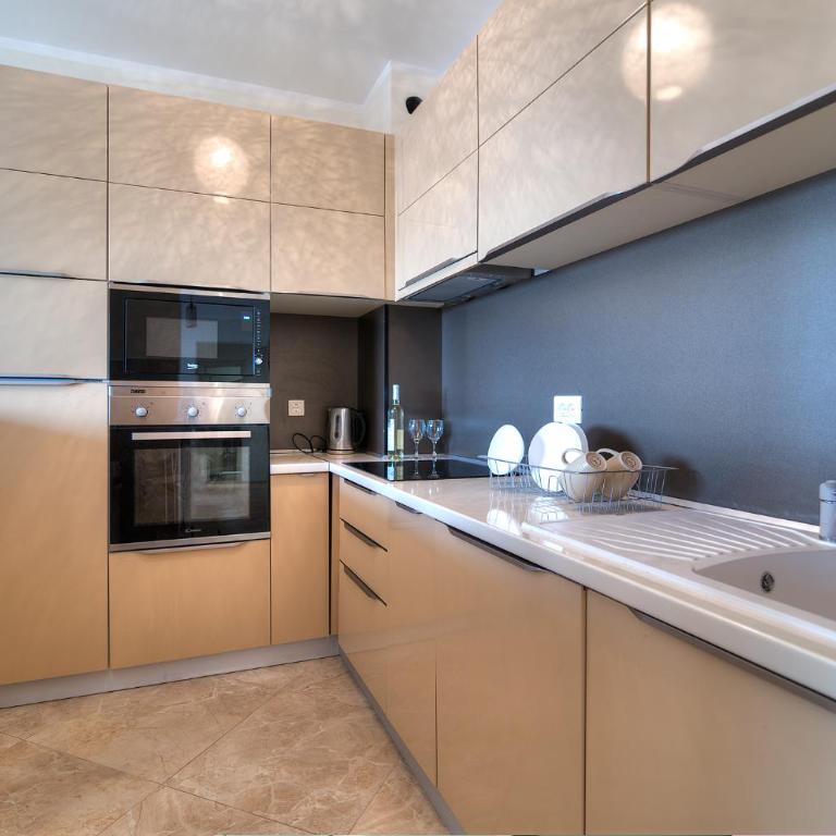 Apartments Location by Chabad House - Three-Bedroom Apartment with Sea View - 17