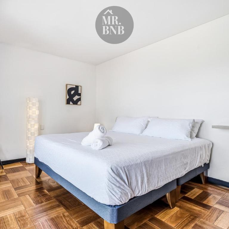 Los Leones Apartments By Mr BnB - Three-Bedroom Apartment - 1