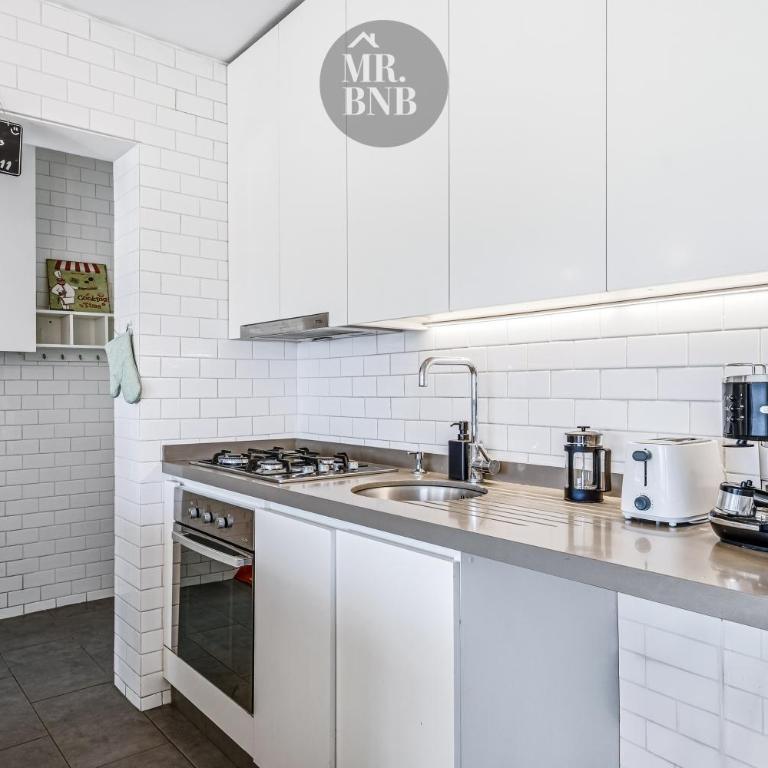 Los Leones Apartments By Mr BnB - Three-Bedroom Apartment - 2