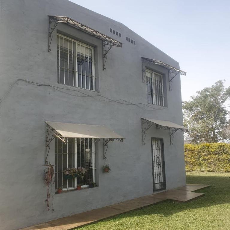 Hermosa casa iluminada con espacio verde y cerca del cerro - Casa Unifamiliar de 3 dormitorios - 1