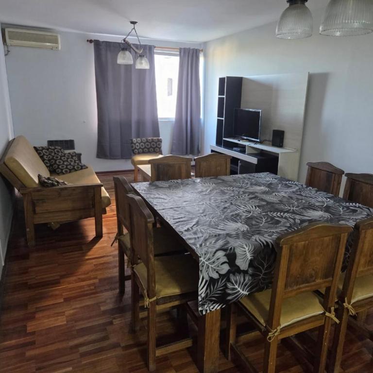 Amplio Departamento Céntrico - Three-Bedroom Apartment - 1