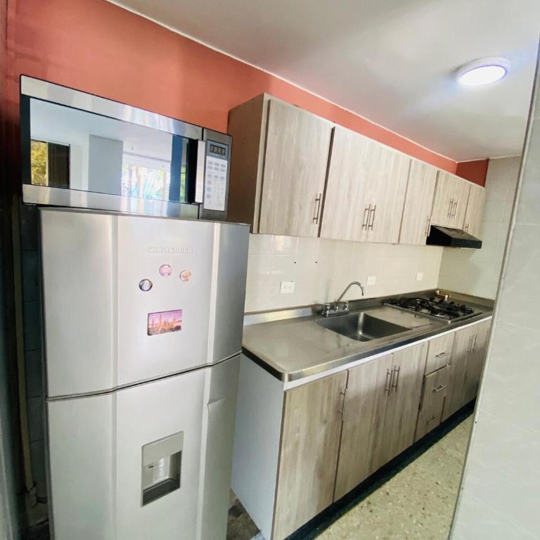 La vida es bella! hermoso apartamento cerca al aeropuerto y centro - Two-Bedroom Apartment with Balcony - 7