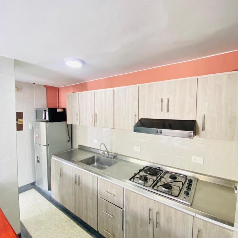 La vida es bella! hermoso apartamento cerca al aeropuerto y centro - Two-Bedroom Apartment with Balcony - 8