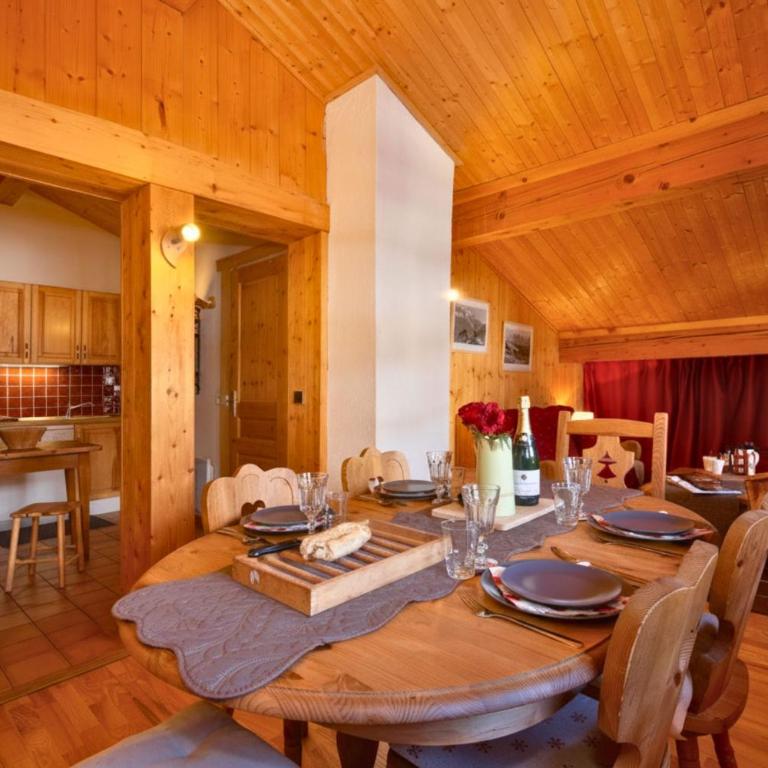 Le Chalet au Tour, Mont Blanc Views & Family Stay Ski IN/ Ski Out - Happy Rentals - Apartment mit Blick auf die Berge - 1