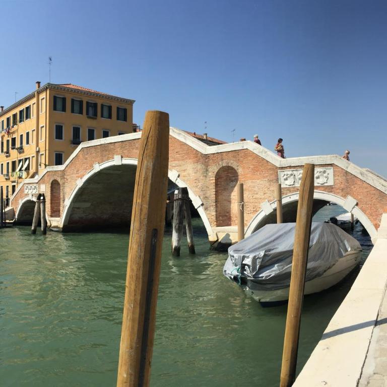 Princess Guest House Canal View - Camera Tripla con Vista Canale e Bagno in Comune - 18