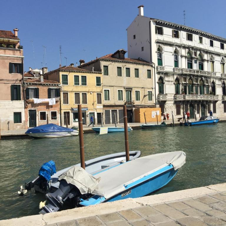 Princess Guest House Canal View - Camera Tripla con Vista Canale e Bagno in Comune - 11