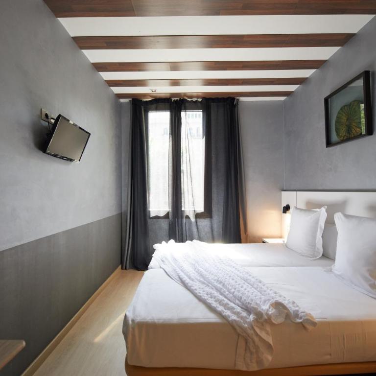 Hostemplo Sagrada Familia - Double or Twin Room - 8